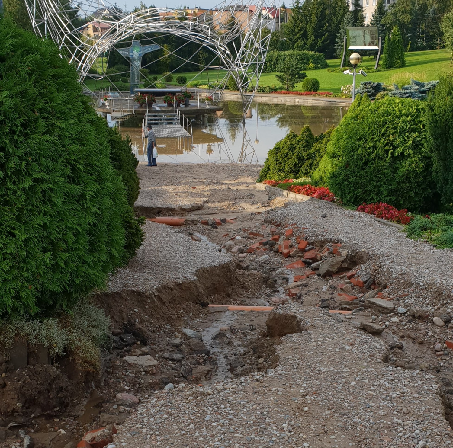 Ulewa wyrządziła szkody także w parku przy Ołtarzu Papieskim w Sierakowicach. fot. nadesłane/Krystian