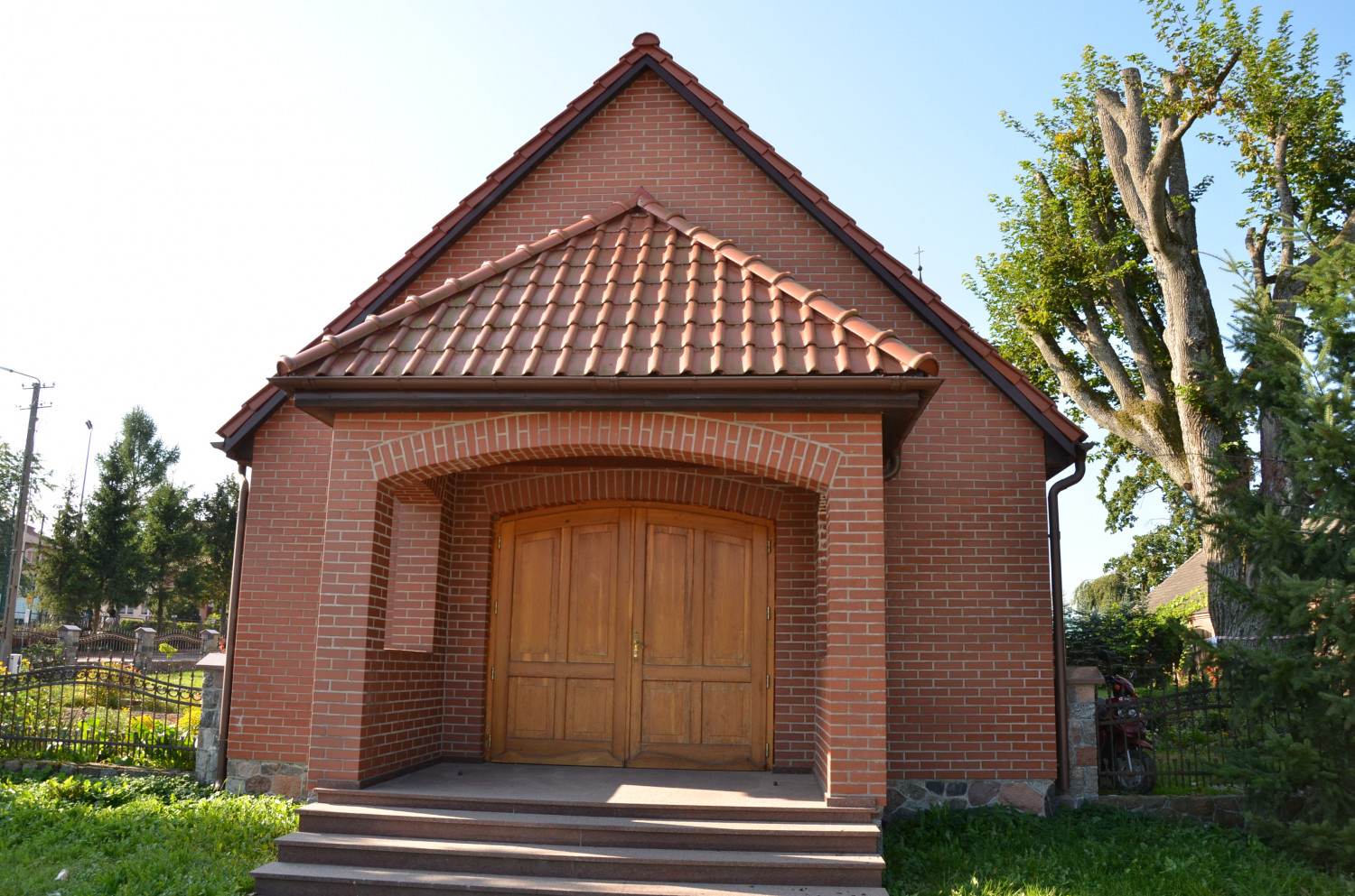 Zamknięta kaplica przy kościele w Gowidlinie. fot.W.Drewka