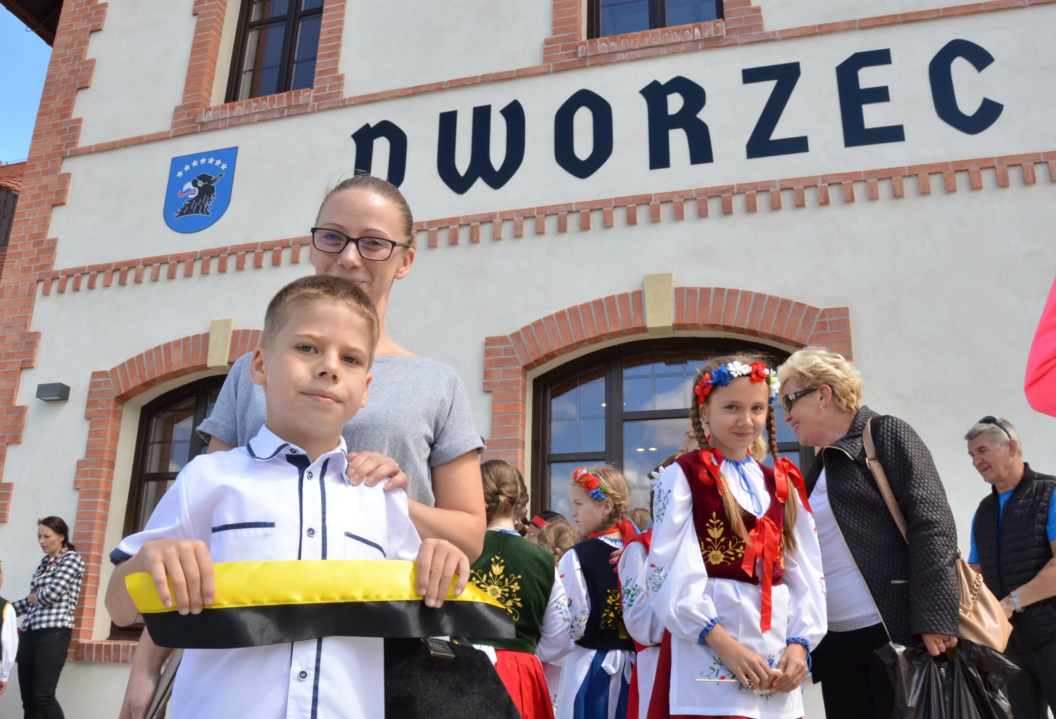 Siedmioletni Filip Formela spełnił swoje marzenie - dzięki listowi wysłanemu do burmistrza Kartuz był dziś jedną z osób, które przecinały wstęgę podczas otwarcia dworca kolejowego w Kartuach. fot.W.Drewka