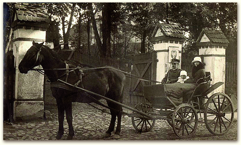 Rok 1925 - Nadleśniczy Gustaw Spława-Neyman wraz z rodziną przed bramą Nadleśnictwa Kartuzy - siedzą w drewnianym powozie. fot. archiwum Nadleśnictwa Kartuzy 