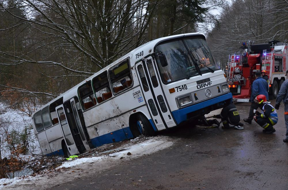 Szymbark. Autobus zjechał do rowu. 7 osób poszkodowanych
