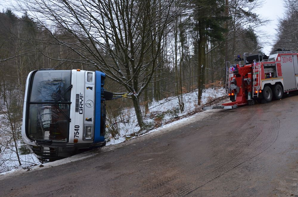 Szymbark. Autobus zjechał do rowu. 7 osób poszkodowanych