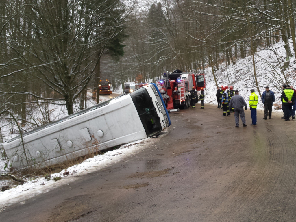 Szymbark. Autobus zjechał do rowu. 7 osób poszkodowanych