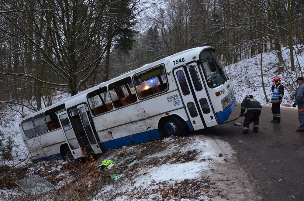 Szymbark. Autobus zjechał do rowu. 7 osób poszkodowanych