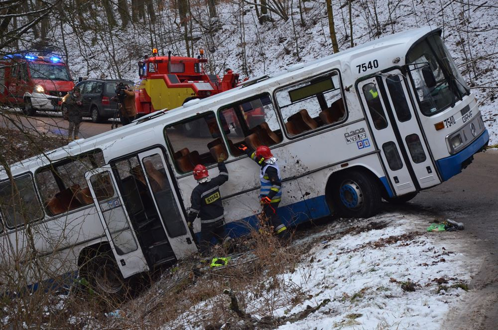 Szymbark. Autobus zjechał do rowu. 7 osób poszkodowanych