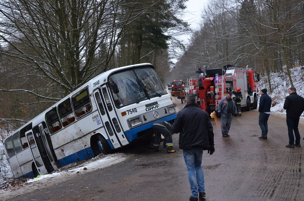 Szymbark. Autobus zjechał do rowu. 7 osób poszkodowanych