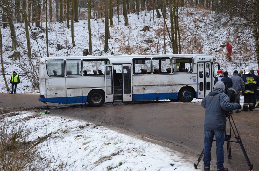 Szymbark. Autobus zjechał do rowu. 7 osób poszkodowanych