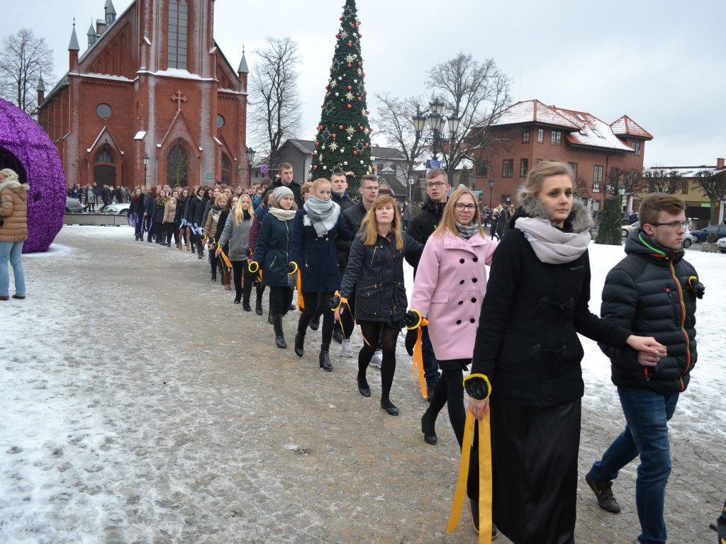 Kartuzy. Tradycyjny polonez maturzystów z kaszubską nutą