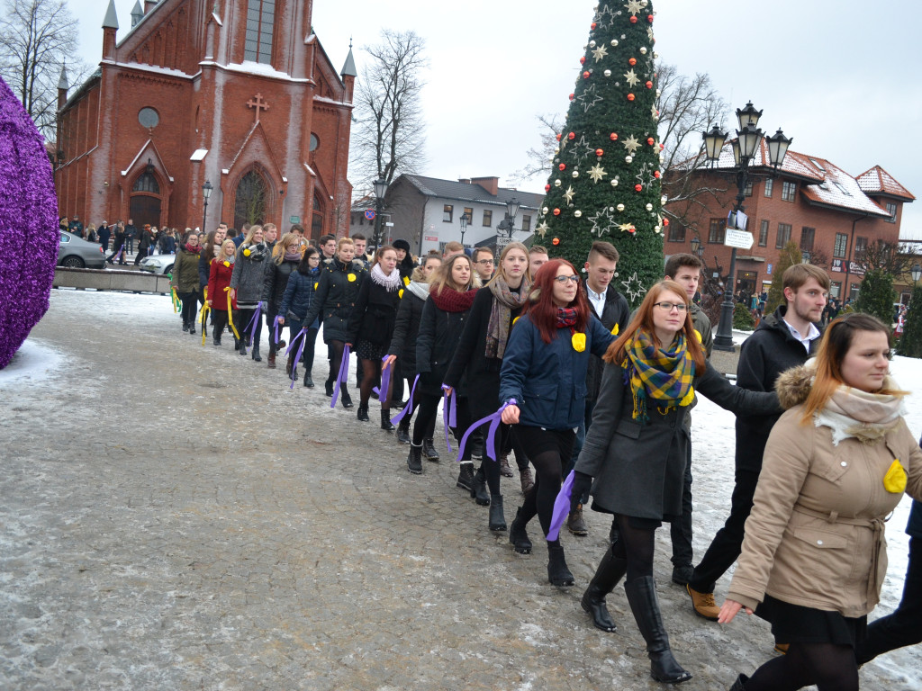 Kartuzy. Tradycyjny polonez maturzystów z kaszubską nutą