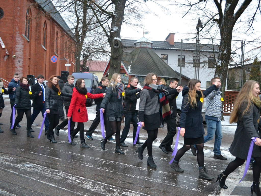 Kartuzy. Tradycyjny polonez maturzystów z kaszubską nutą