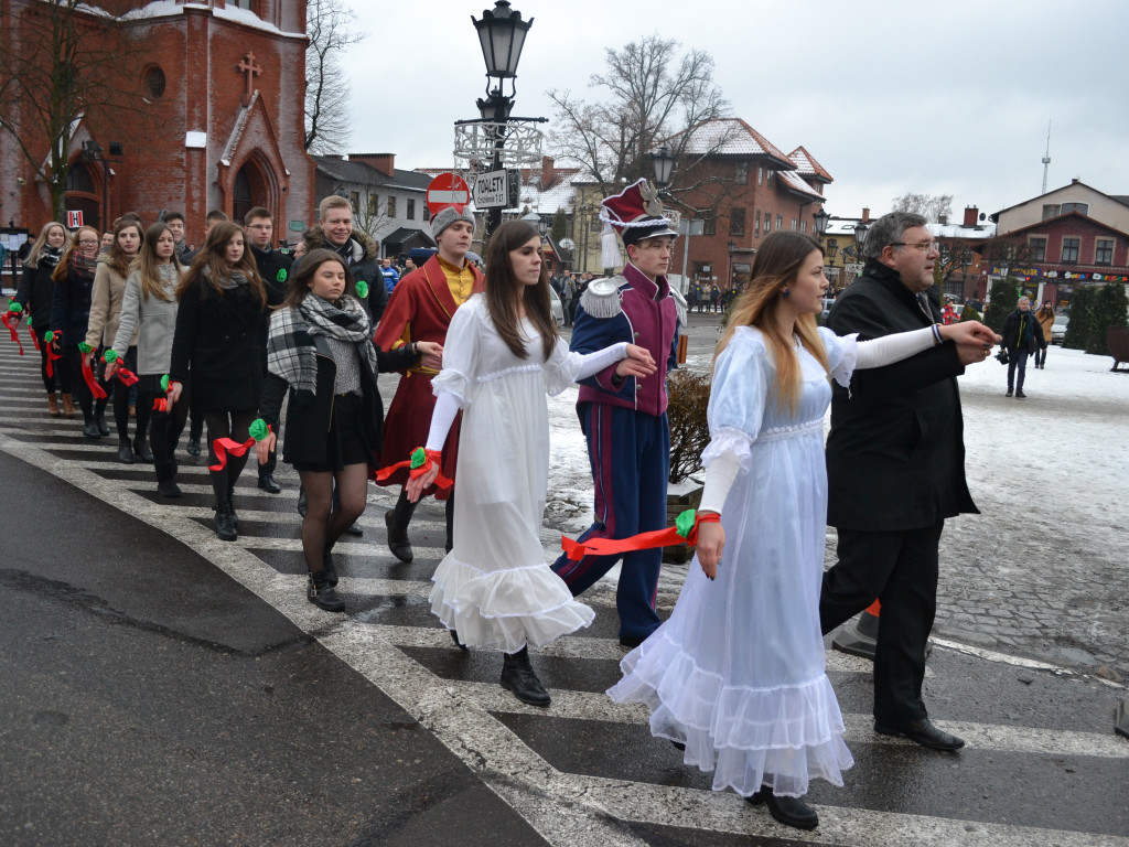Kartuzy. Tradycyjny polonez maturzystów z kaszubską nutą