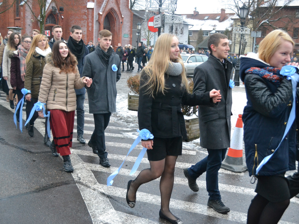 Kartuzy. Tradycyjny polonez maturzystów z kaszubską nutą