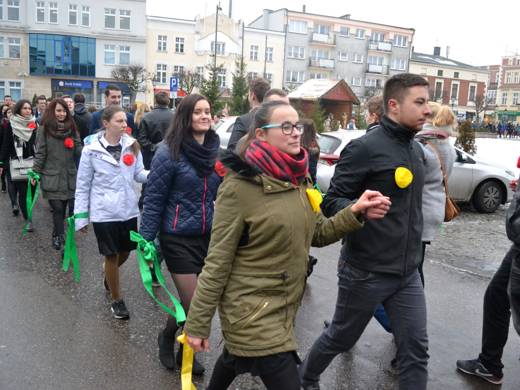 Kartuzy. Tradycyjny polonez maturzystów z kaszubską nutą