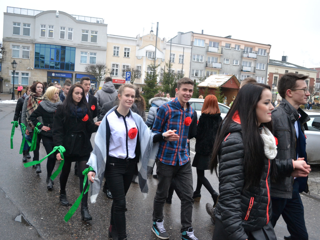 Kartuzy. Tradycyjny polonez maturzystów z kaszubską nutą
