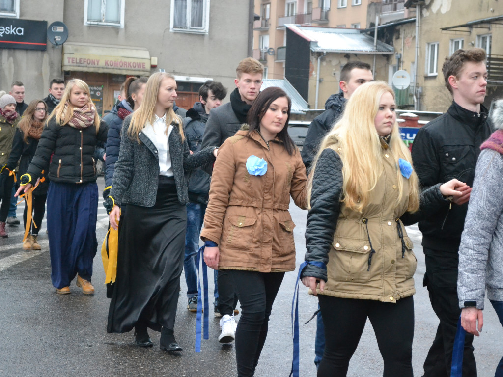 Kartuzy. Tradycyjny polonez maturzystów z kaszubską nutą