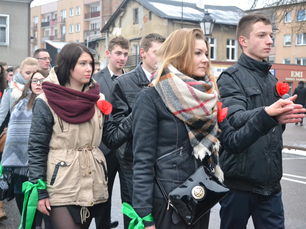 Kartuzy. Tradycyjny polonez maturzystów z kaszubską nutą