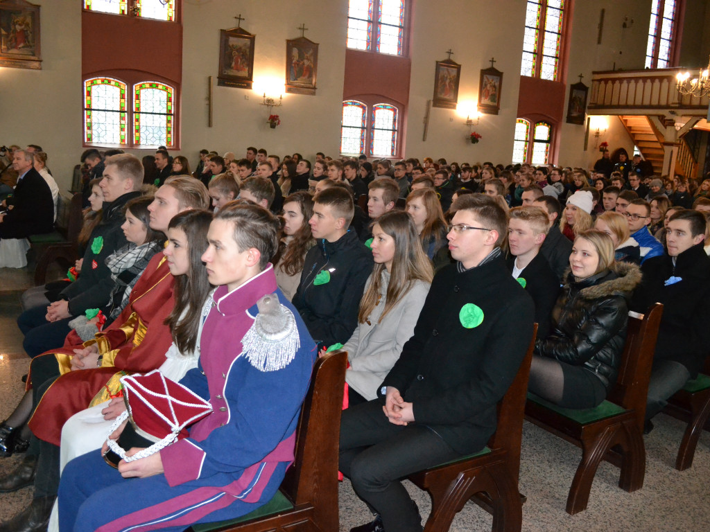 Kartuzy. Tradycyjny polonez maturzystów z kaszubską nutą