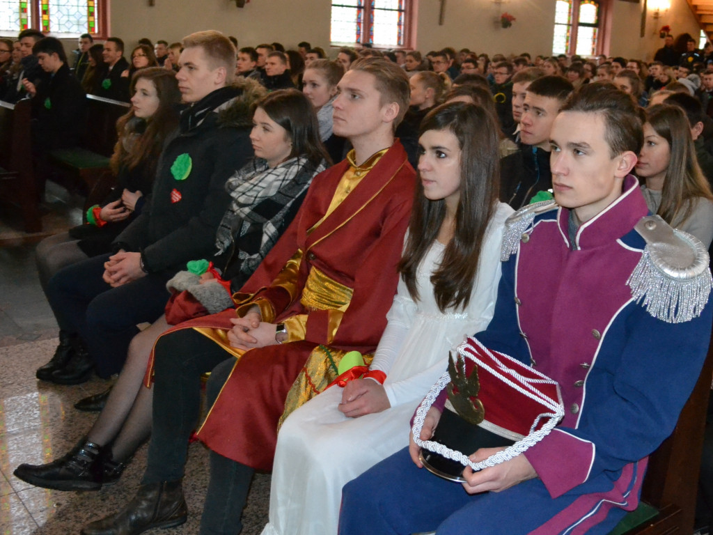 Kartuzy. Tradycyjny polonez maturzystów z kaszubską nutą