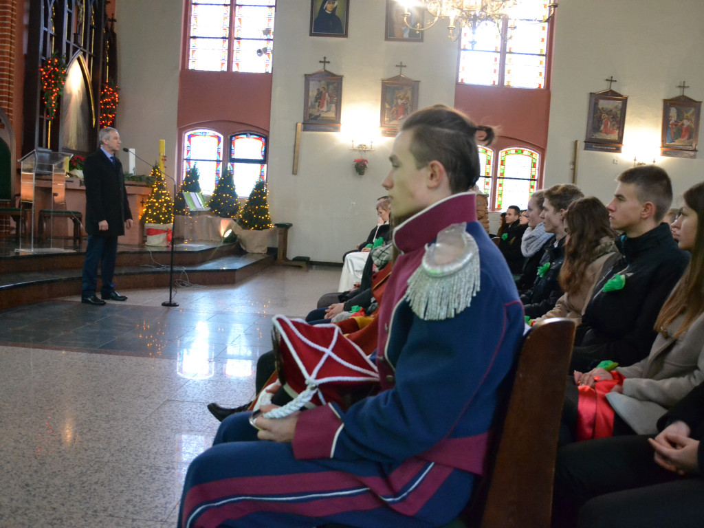 Kartuzy. Tradycyjny polonez maturzystów z kaszubską nutą