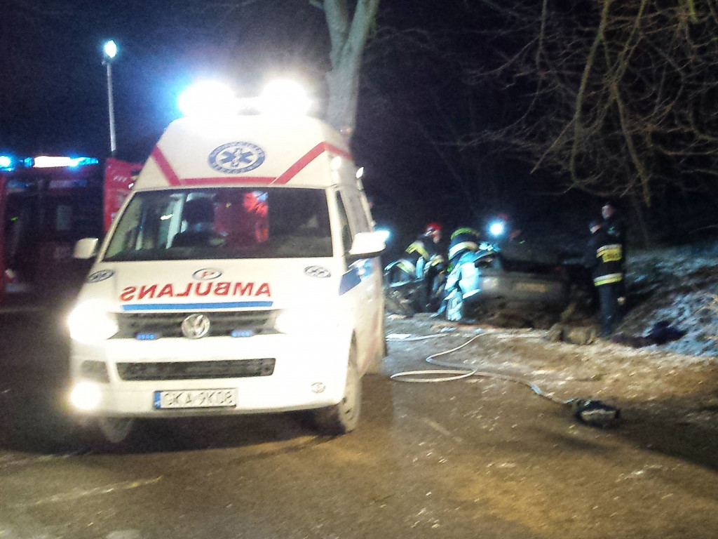 Gowidlino. Peugeot uderzył w drzewo. Jedna osoba nie żyje