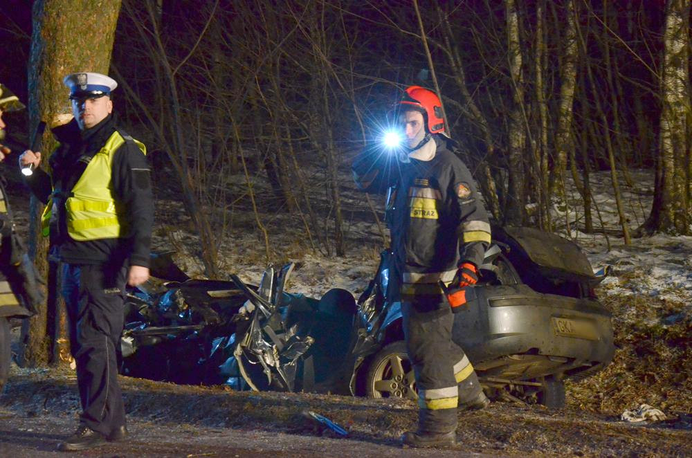 Gowidlino. Peugeot uderzył w drzewo. Jedna osoba nie żyje
