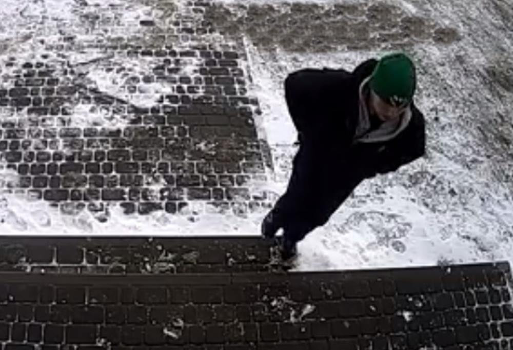 Banino. Sprzedawczyni wybiegła za złodziejem. Potraktował ją gazem pieprzowym