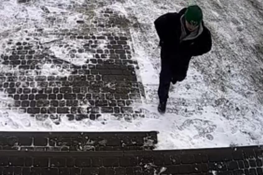 Banino. Sprzedawczyni wybiegła za złodziejem. Potraktował ją gazem pieprzowym