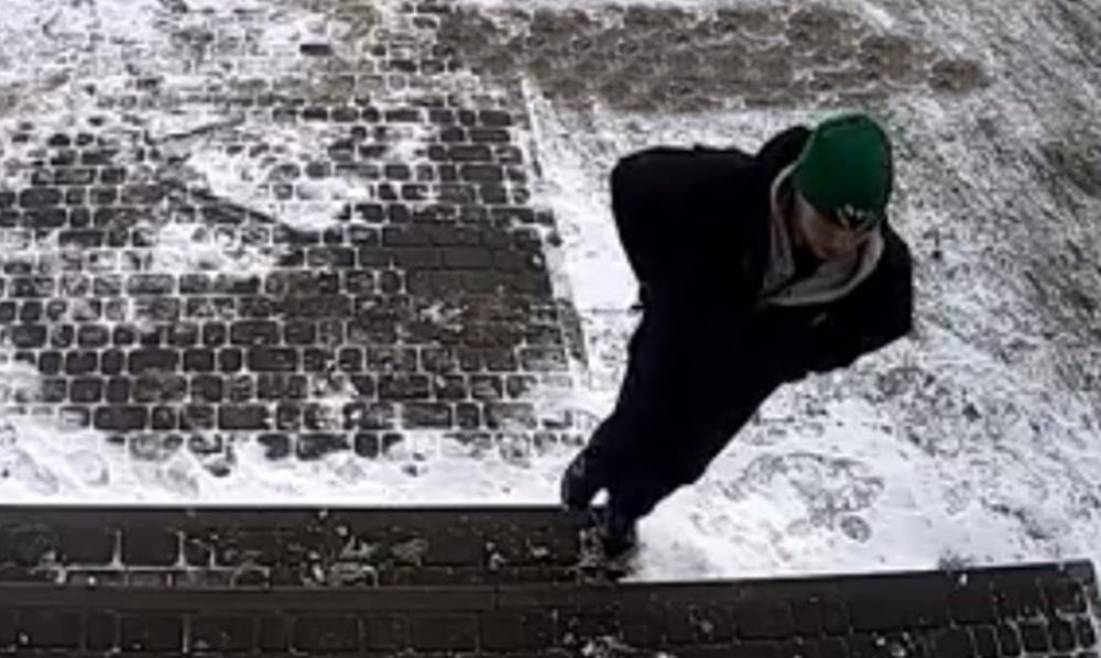 Banino. Sprzedawczyni wybiegła za złodziejem. Potraktował ją gazem pieprzowym