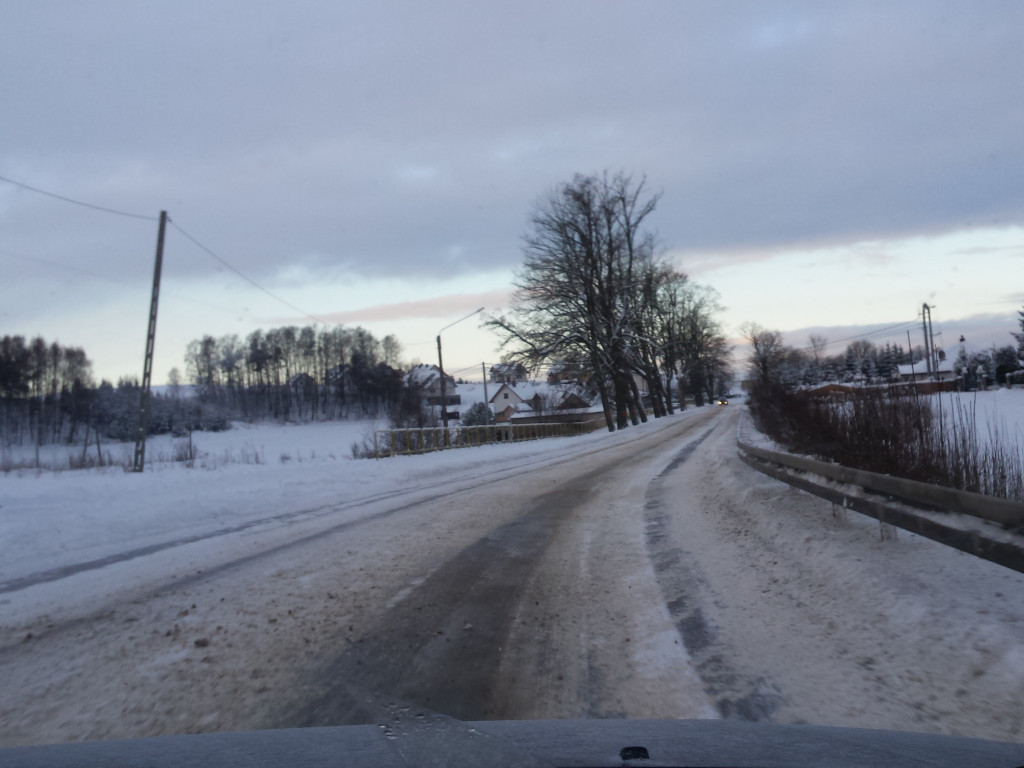 Trudne warunki na drogach. Potężne korki w Żukowie, wypadek w Egiertowie