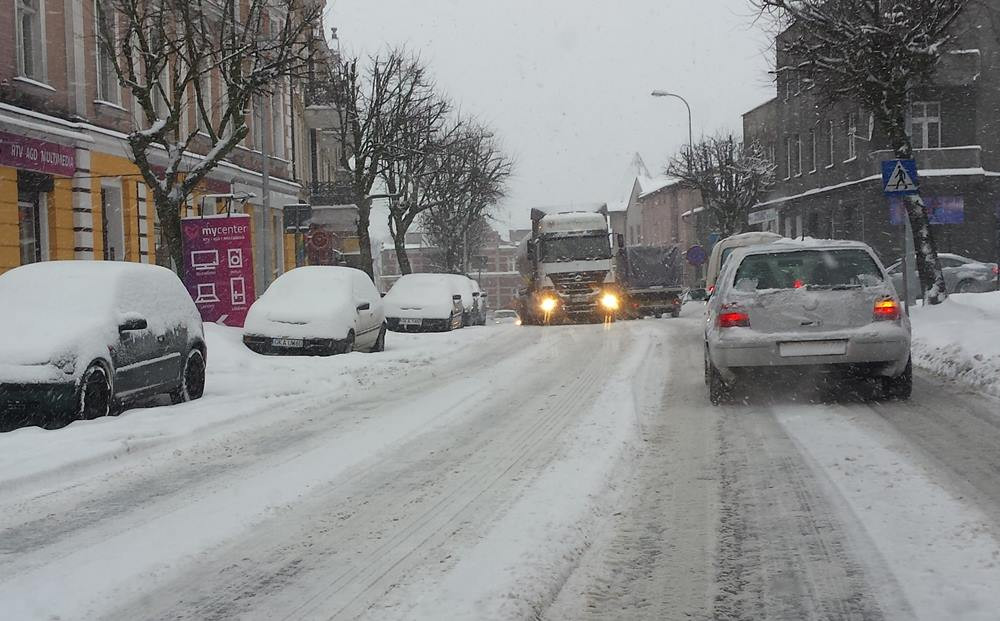 Trudne warunki na drogach. Potężne korki w Żukowie, wypadek w Egiertowie