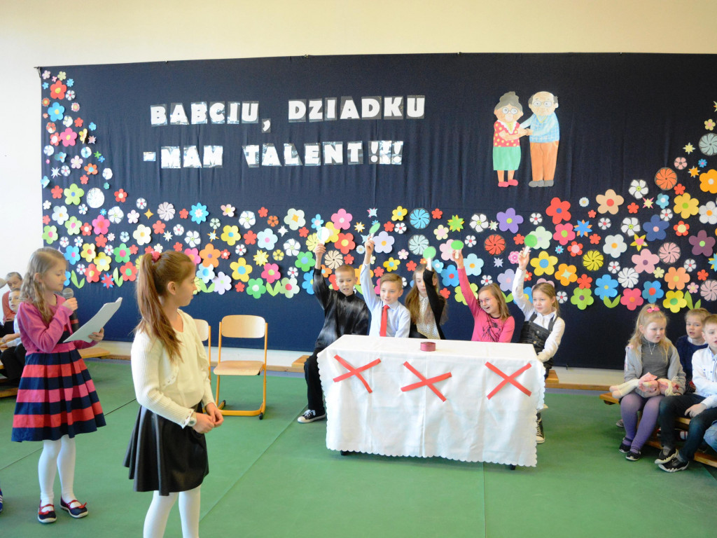 Sulęczyno. Uczniowie przygotowali niespodziankę z okazji Dnia Babci i Dziadka