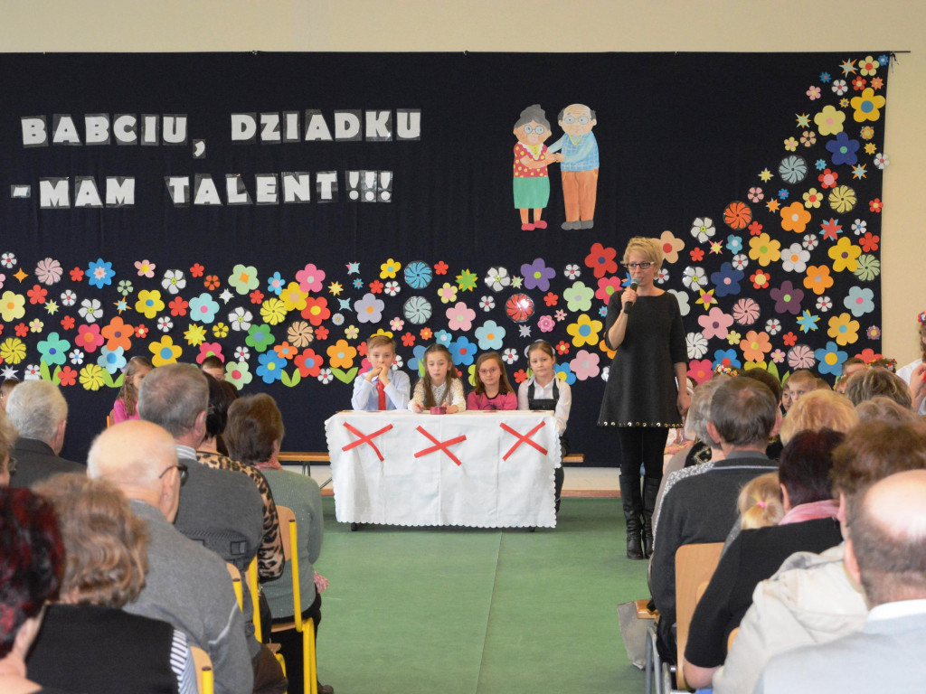 Sulęczyno. Uczniowie przygotowali niespodziankę z okazji Dnia Babci i Dziadka