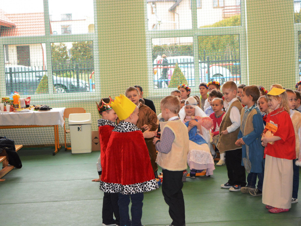 Sulęczyno. Uczniowie przygotowali niespodziankę z okazji Dnia Babci i Dziadka