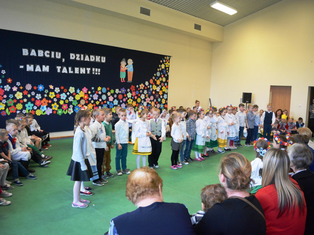Sulęczyno. Uczniowie przygotowali niespodziankę z okazji Dnia Babci i Dziadka