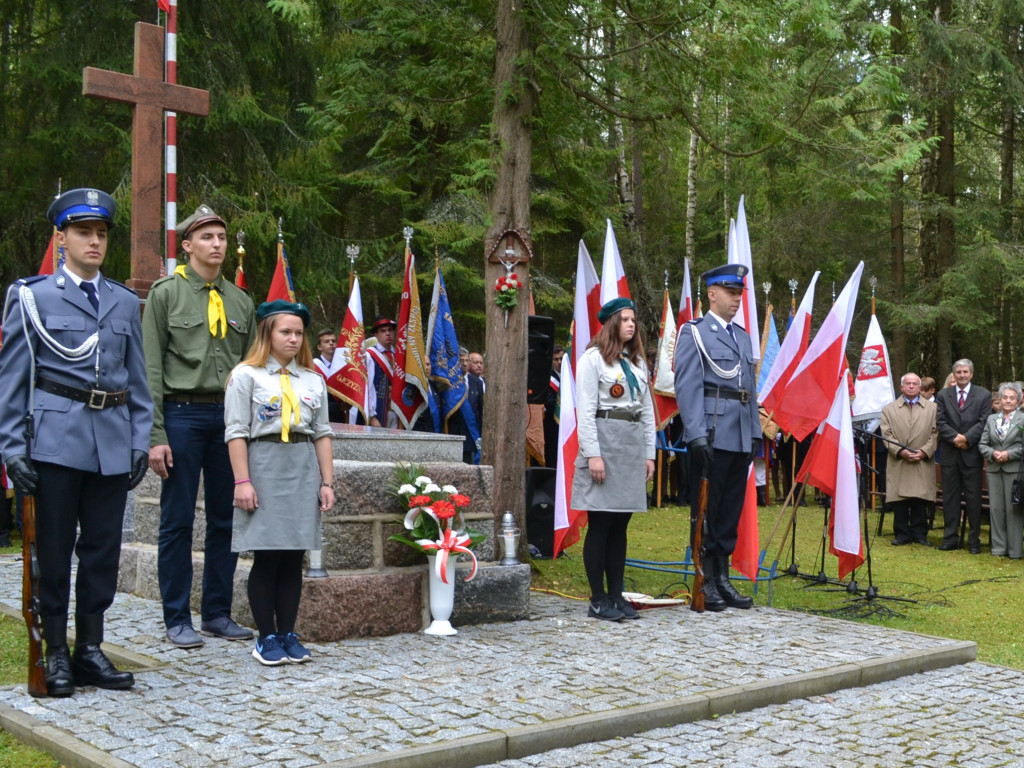 Leśne symbole: drzewa pamięci, miejsca historii. Są też w naszym nadleśnictwie
