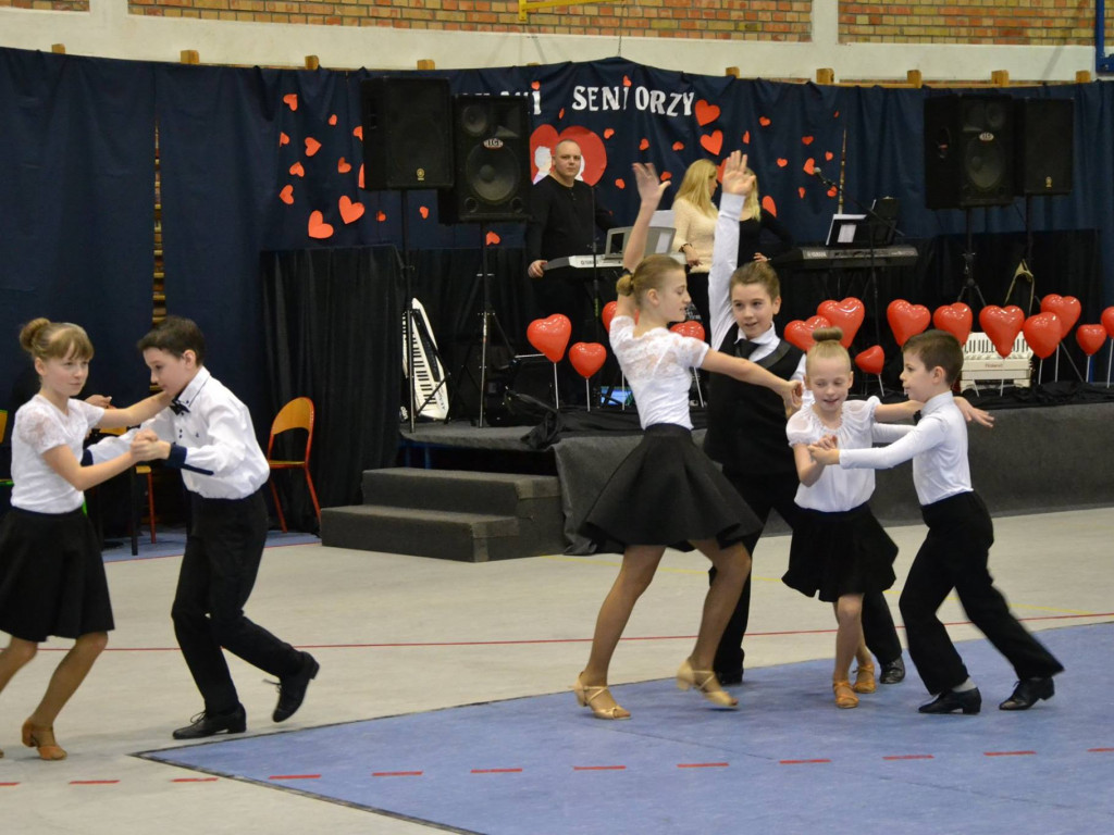 Żukowo. Prawie 400 najstarszych mieszkańców bawiło się na Balu Seniora