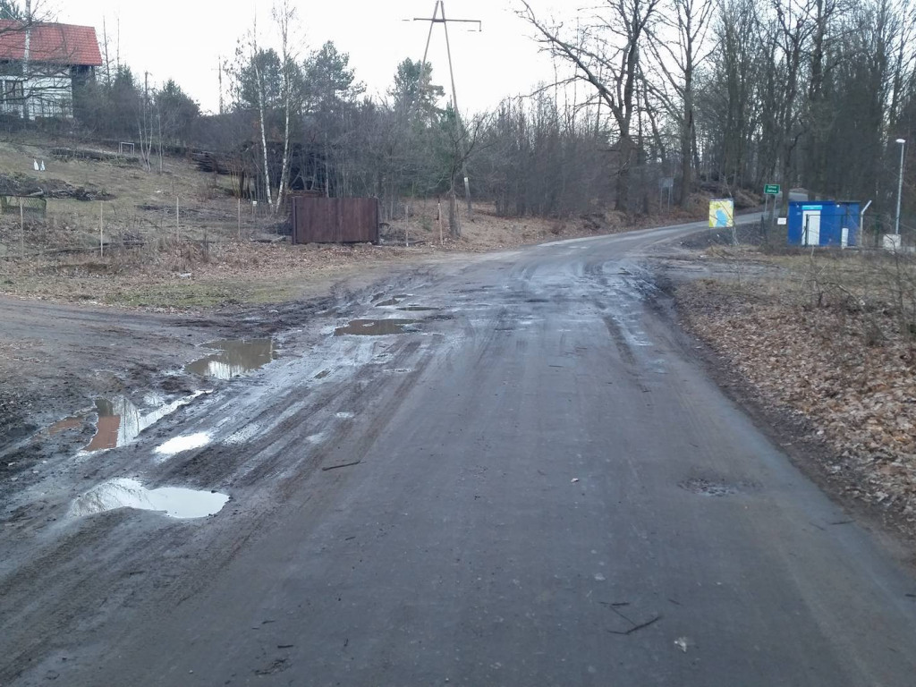 Sitno. Jazda dziurawą i zalaną drogą niemożliwa. Mieszkańcy nie mogą doprosić się remontu