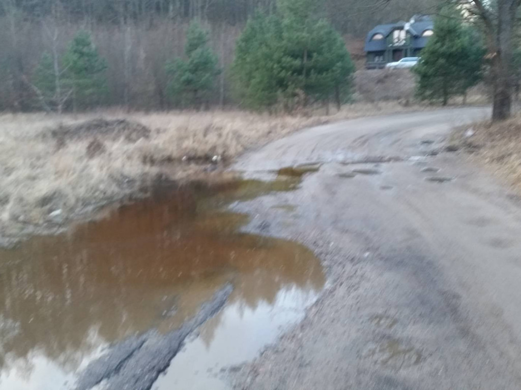 Sitno. Jazda dziurawą i zalaną drogą niemożliwa. Mieszkańcy nie mogą doprosić się remontu