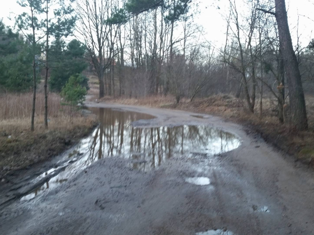 Sitno. Jazda dziurawą i zalaną drogą niemożliwa. Mieszkańcy nie mogą doprosić się remontu