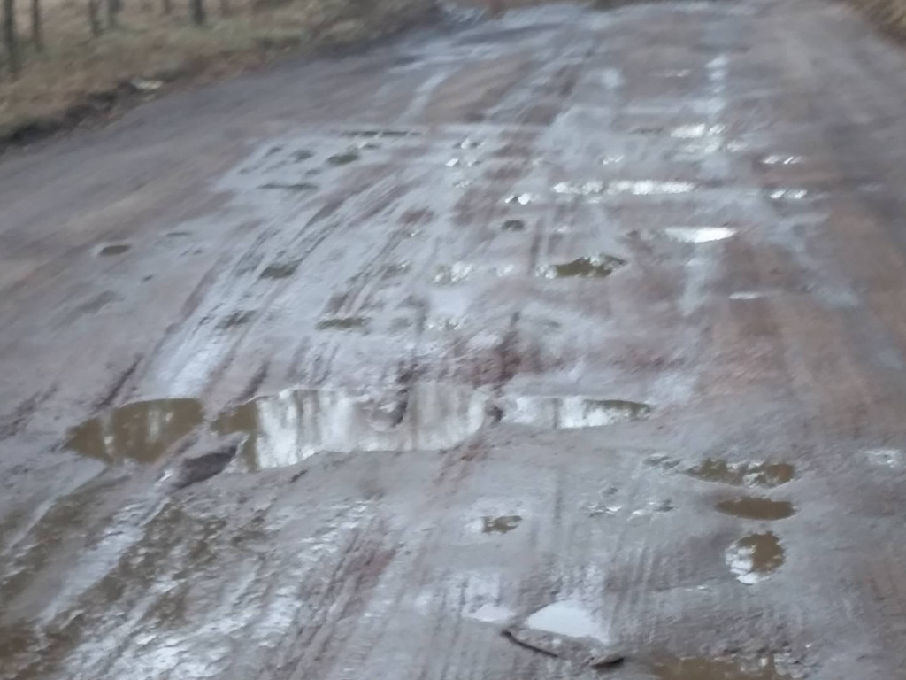 Sitno. Jazda dziurawą i zalaną drogą niemożliwa. Mieszkańcy nie mogą doprosić się remontu