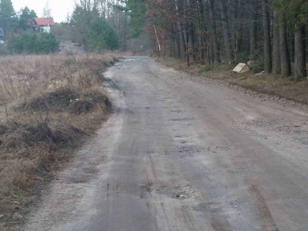 Sitno. Jazda dziurawą i zalaną drogą niemożliwa. Mieszkańcy nie mogą doprosić się remontu