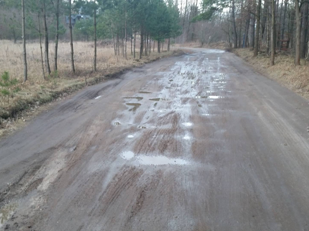 Sitno. Jazda dziurawą i zalaną drogą niemożliwa. Mieszkańcy nie mogą doprosić się remontu
