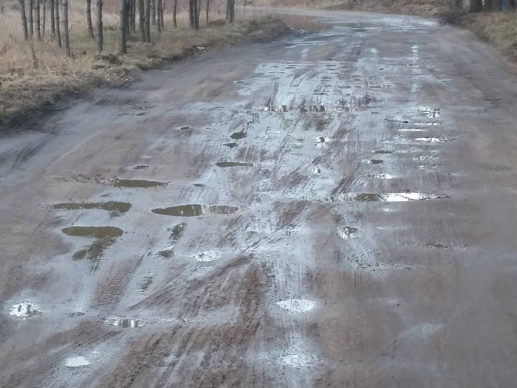 Sitno. Jazda dziurawą i zalaną drogą niemożliwa. Mieszkańcy nie mogą doprosić się remontu