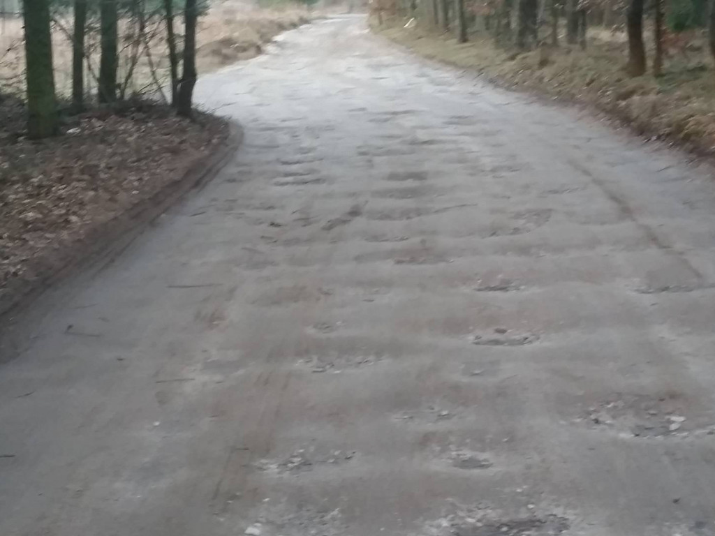 Sitno. Jazda dziurawą i zalaną drogą niemożliwa. Mieszkańcy nie mogą doprosić się remontu