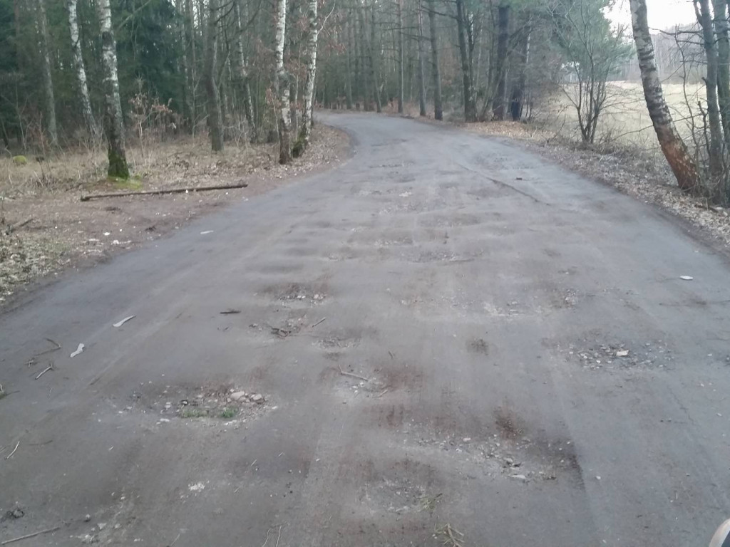 Sitno. Jazda dziurawą i zalaną drogą niemożliwa. Mieszkańcy nie mogą doprosić się remontu