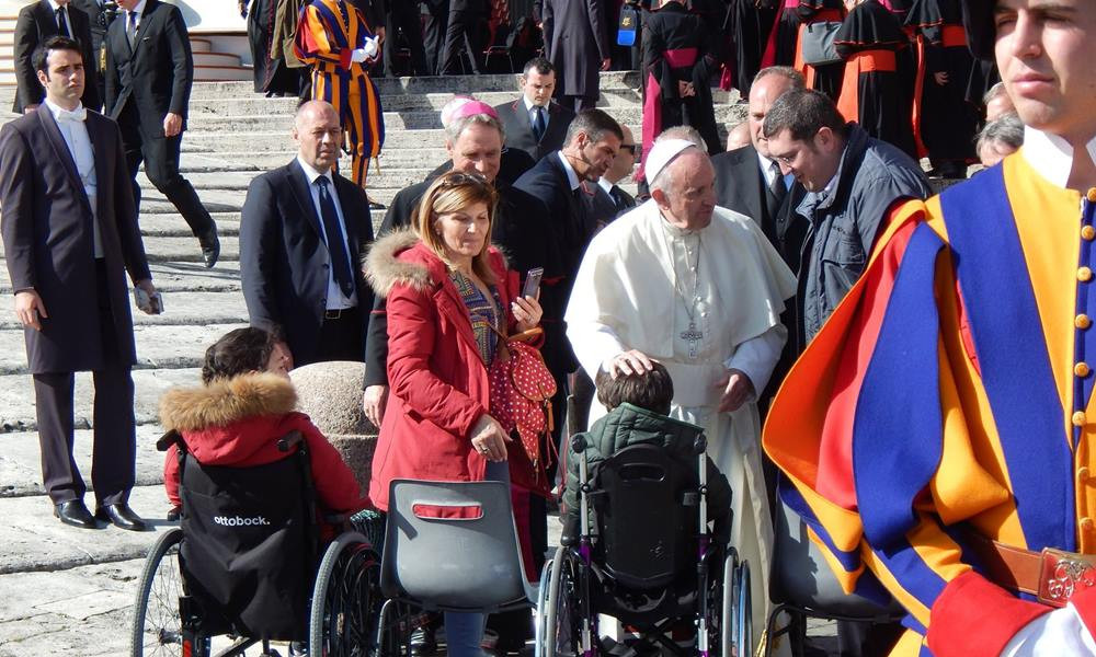 Pielgrzymi z Sianowa na audiencji u papieża. Zainspirował ich Arek