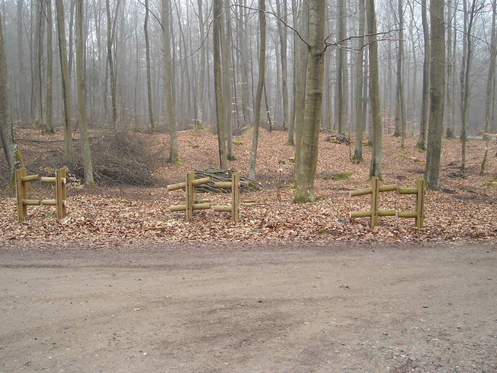 Zuchwała kradzież w lesie. Odcięli i ukradli drewniane ławki, stoły i elementy płotu