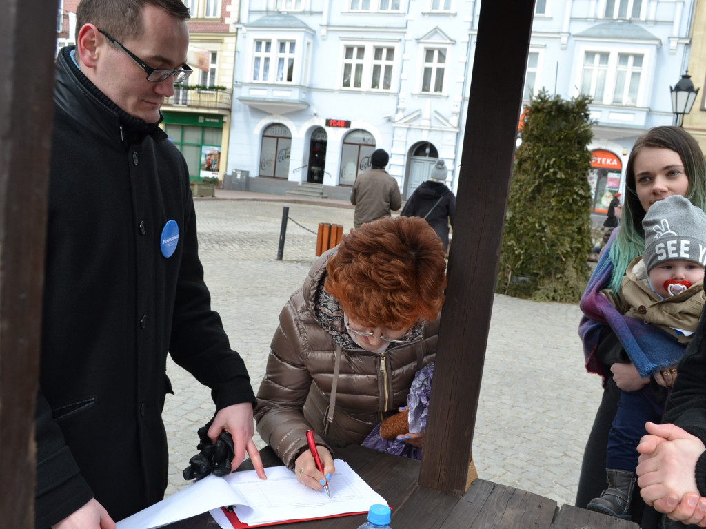 Kartuzy. Mieszkańcy powiatu kartuskiego podpisują petycję w obronie Konstytucji
