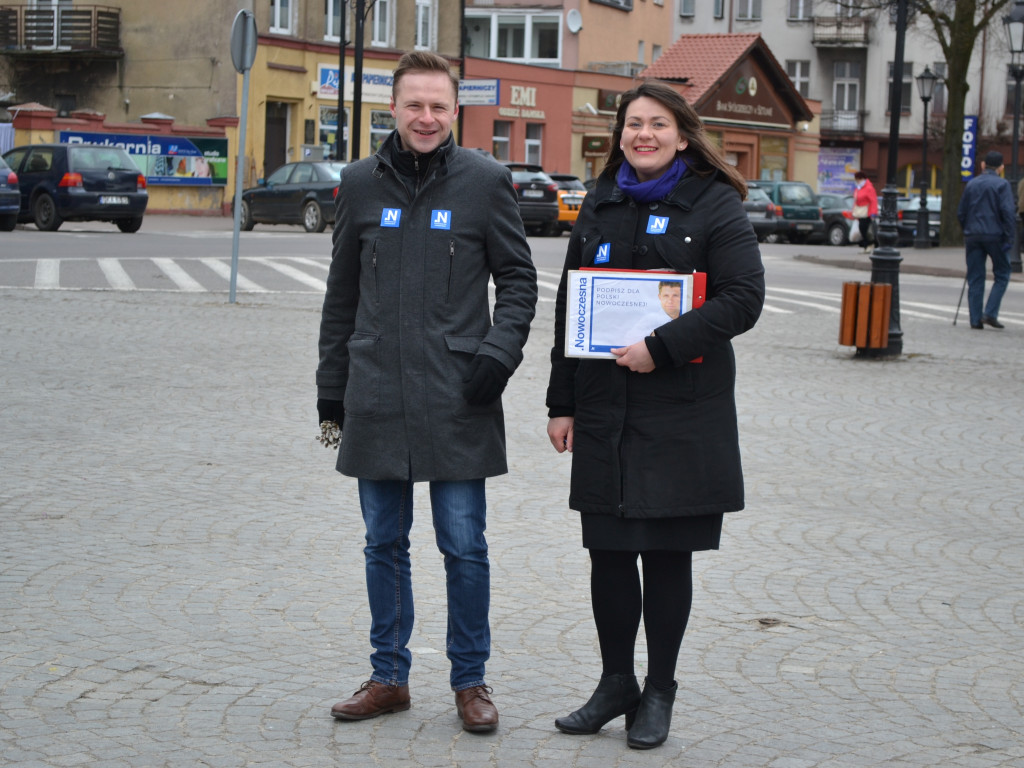 Kartuzy. Mieszkańcy powiatu kartuskiego podpisują petycję w obronie Konstytucji