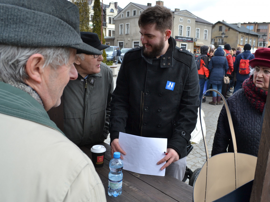 Kartuzy. Mieszkańcy powiatu kartuskiego podpisują petycję w obronie Konstytucji